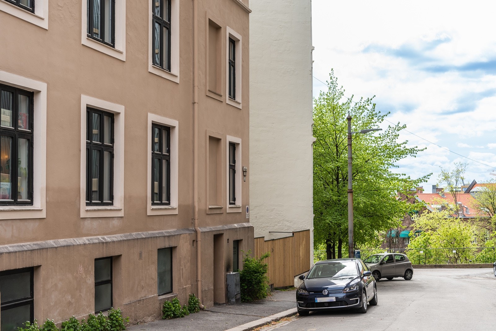 Smedgata 5 er ei rolig blindgate på populære Enerhaugen. Her bor du stlle, men med umiddelbar tilgang til alt det du trenger i hverdagen Galleribilde