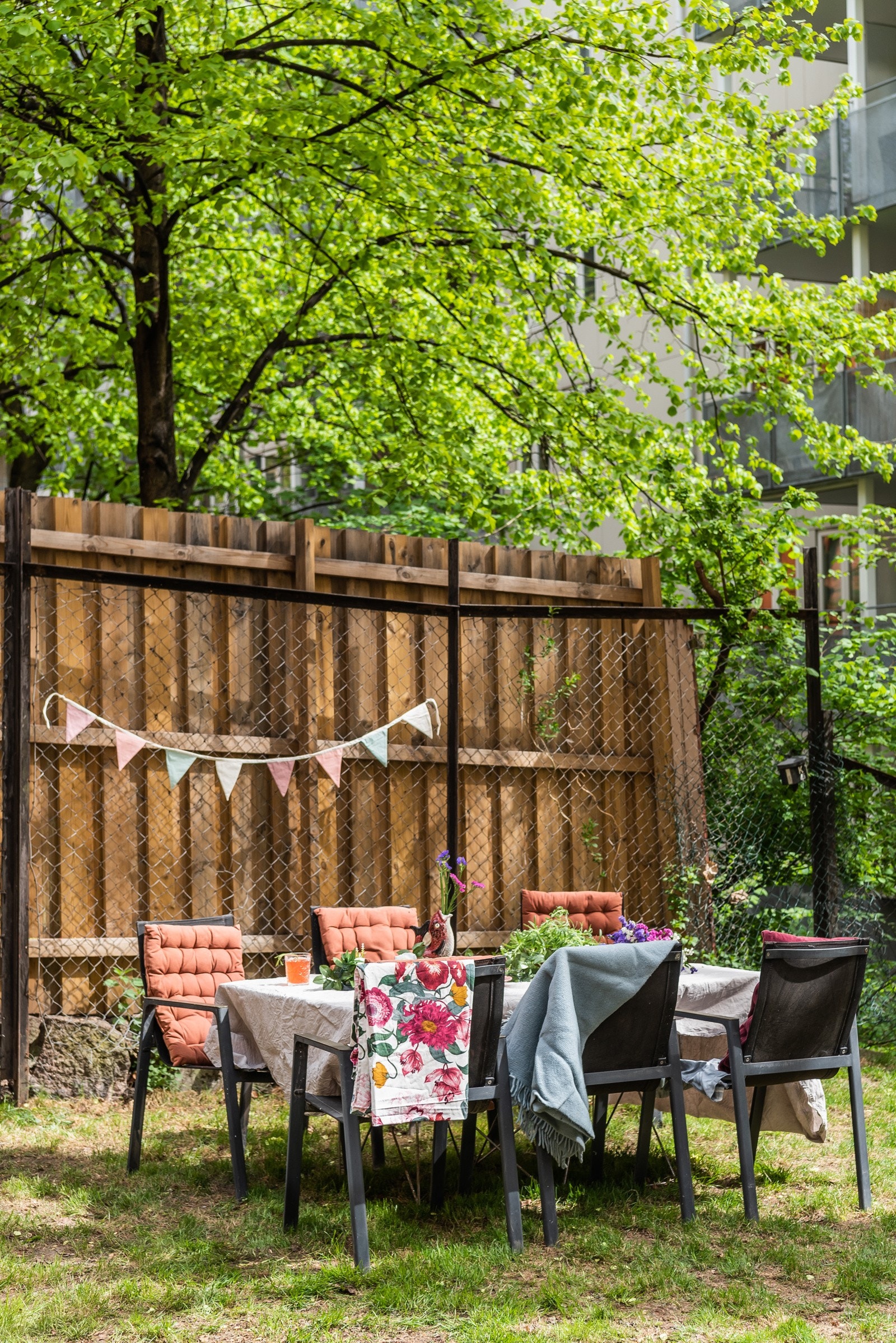 Sameiets bakgård er ekstra hyggelig når man pynter til fest! Galleribilde