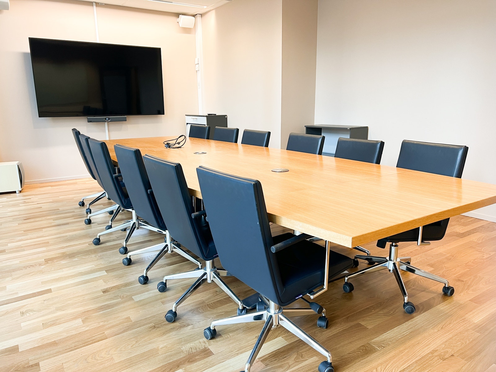 Felles møteromssenter. Fem moderne møterom av ulik størrelse som man enkelt booker via PLUSS-appen. Galleribilde