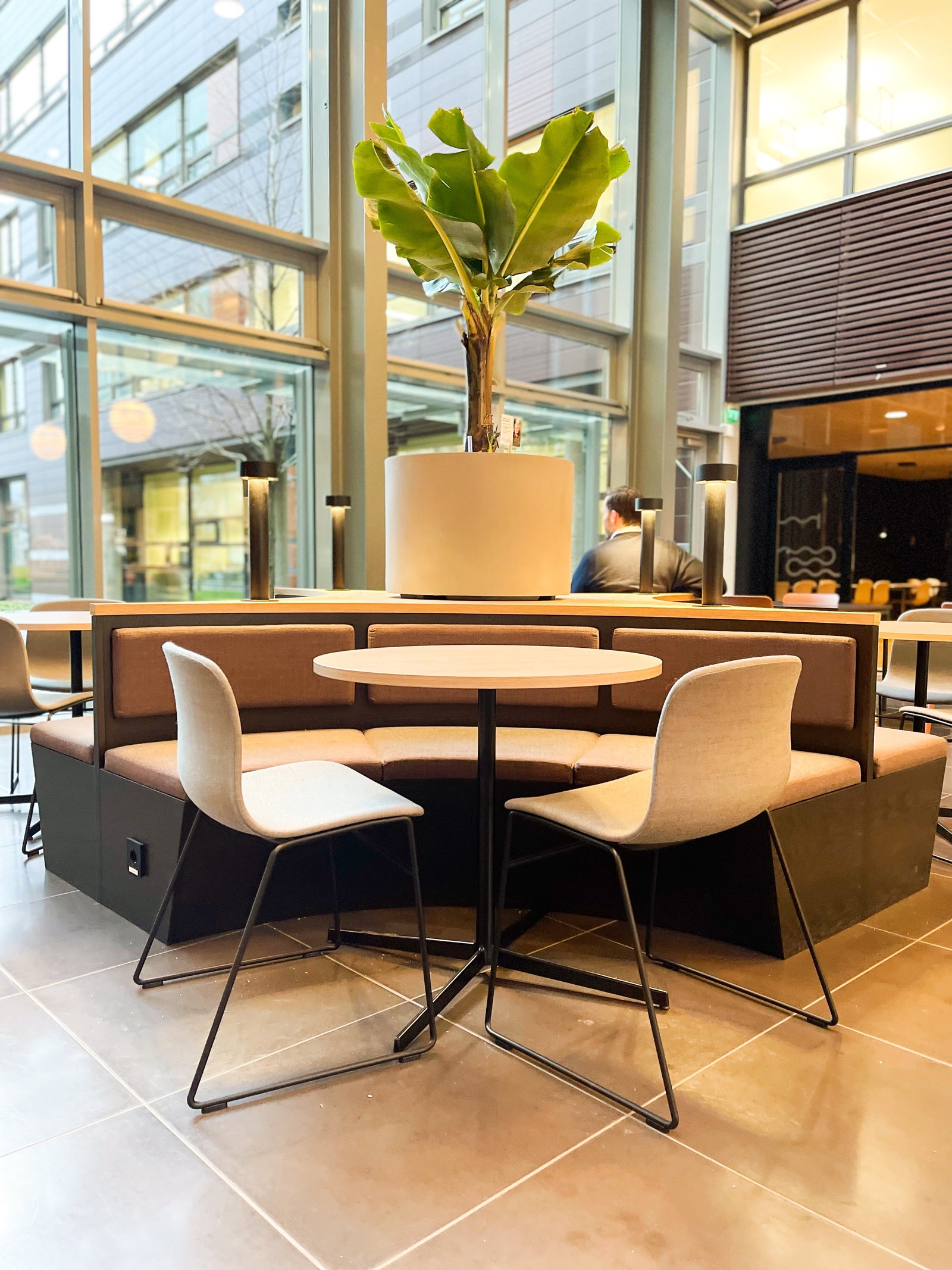 Her kan man nyte god lunsj i flotte omgivelser Galleribilde