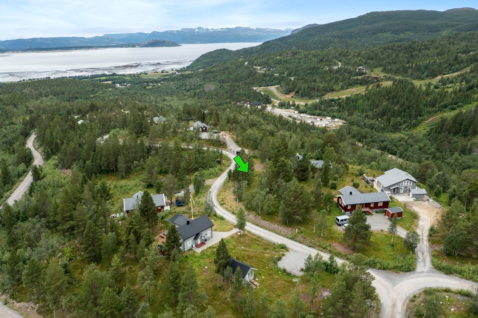 Dronebilde av tomt og område Galleribilde