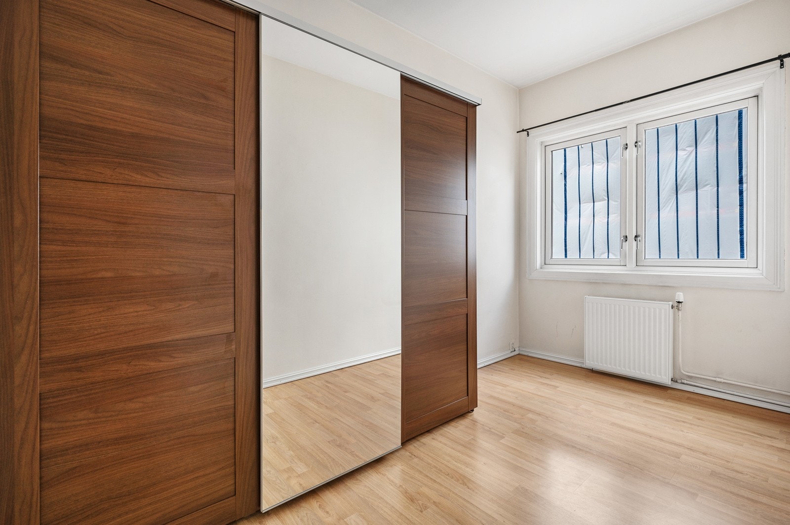 Adkomst fra entré til soverom 2 innredet med garderobeskap. Galleribilde