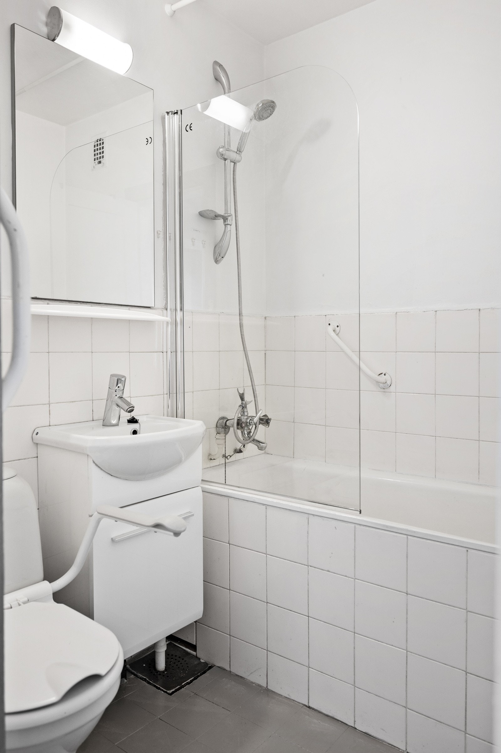 Badet er av eldre konstruksjoner og det må påberegnes renovering. Galleribilde