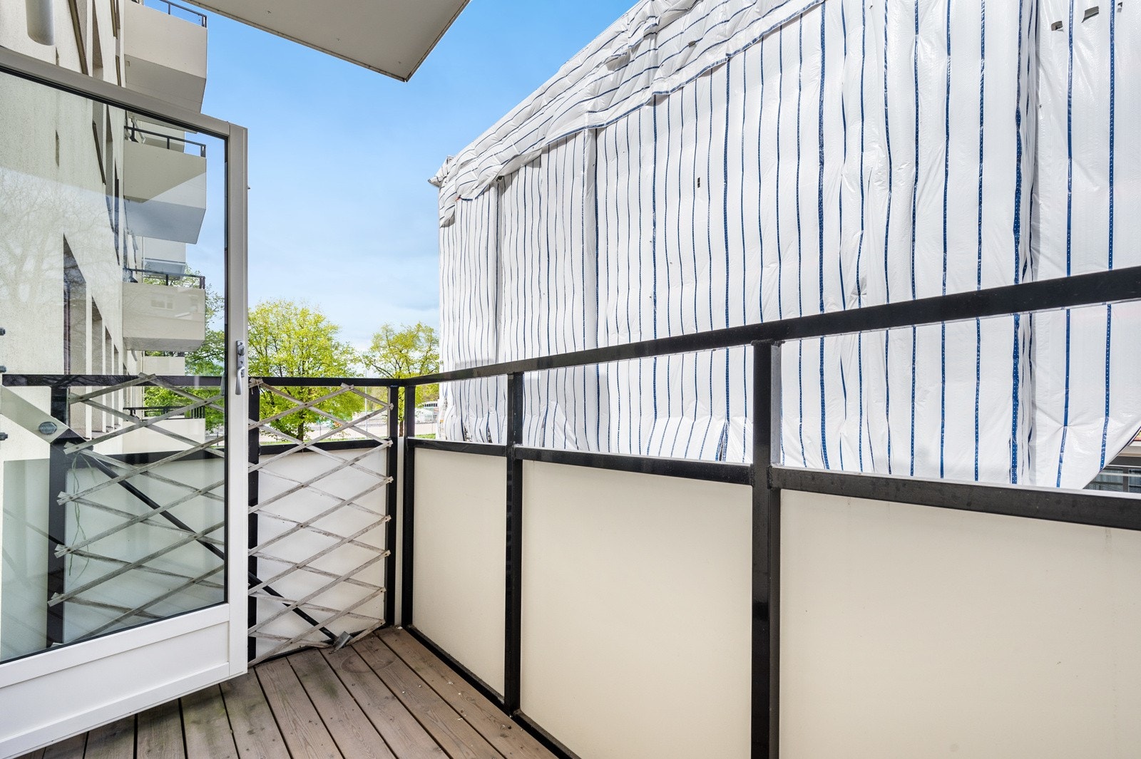 Utgang fra stuen til nordvestvendt balkong på ca. 4,1 kvm Galleribilde