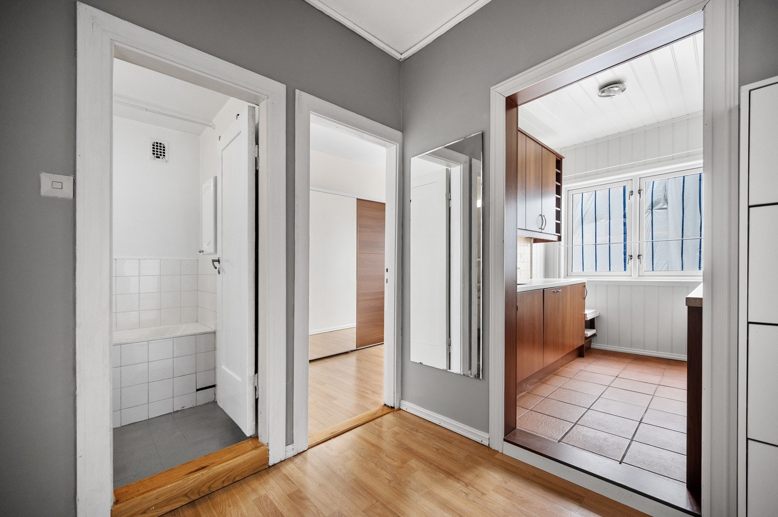 Adkomst fra entré til separat kjøkken. Galleribilde