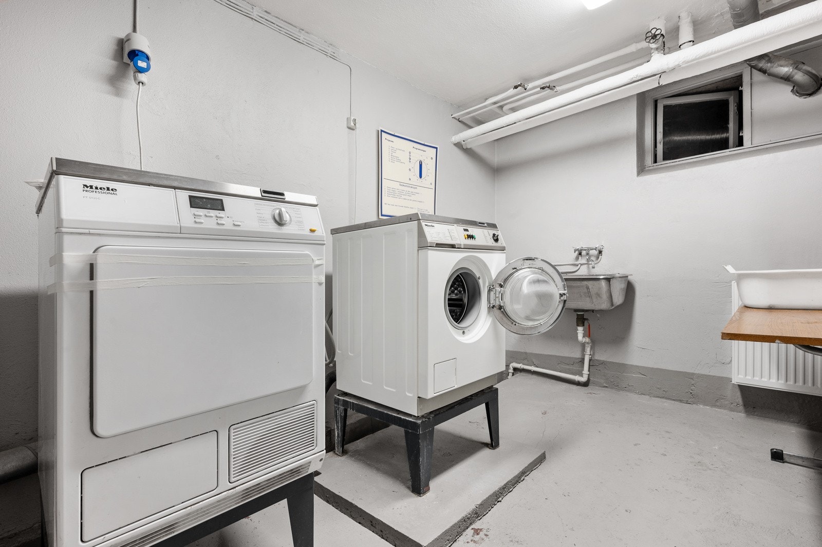 Fellesvaskeri i kjeller. Galleribilde