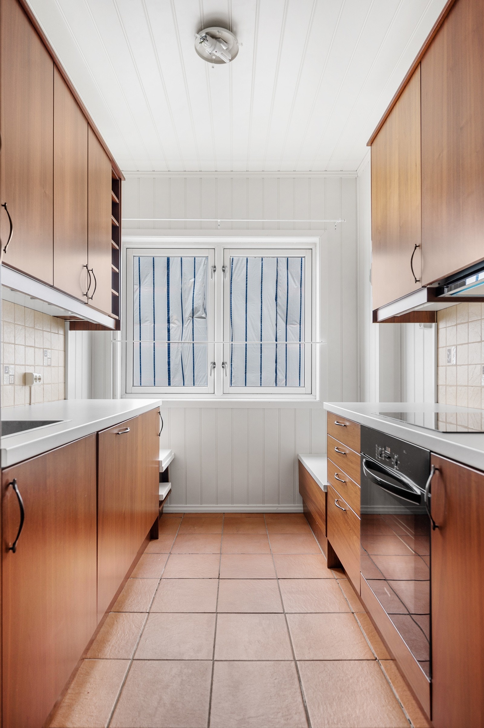 Kjøkken med god skap- og benkeplass. Galleribilde