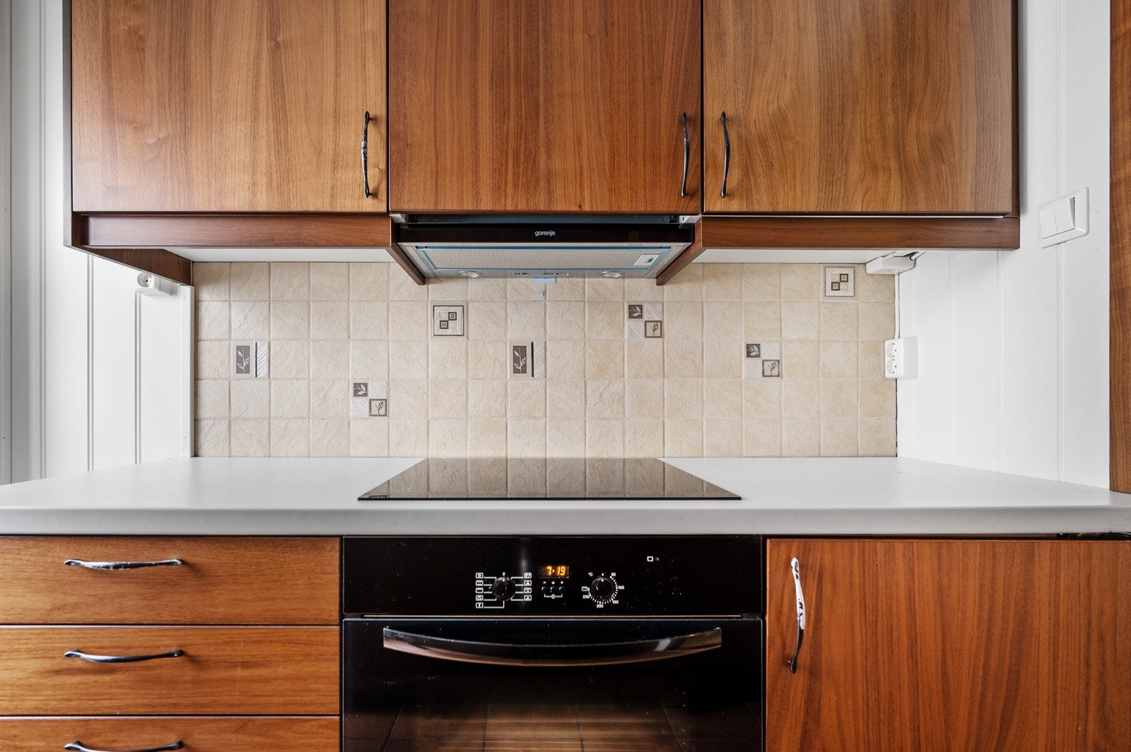 Integrert ovn, benkekjøleskap, oppvaskmaskin og vaskemaskin. Galleribilde