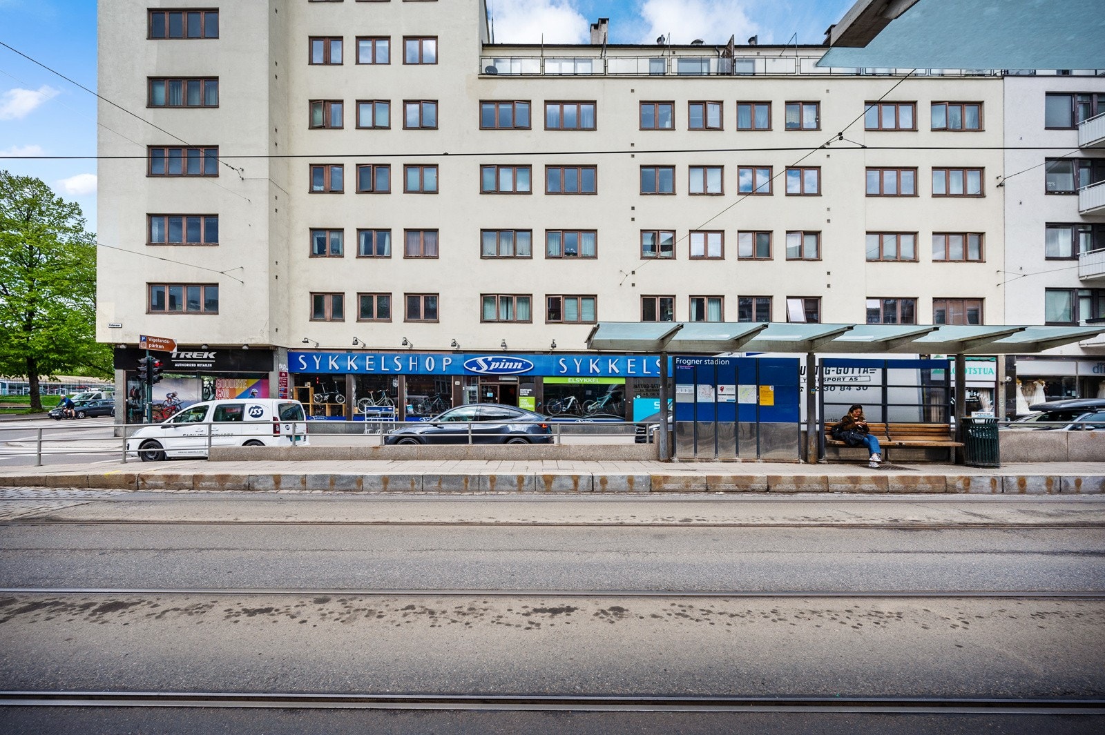 Buss og trikk rett utenfor døren. Galleribilde