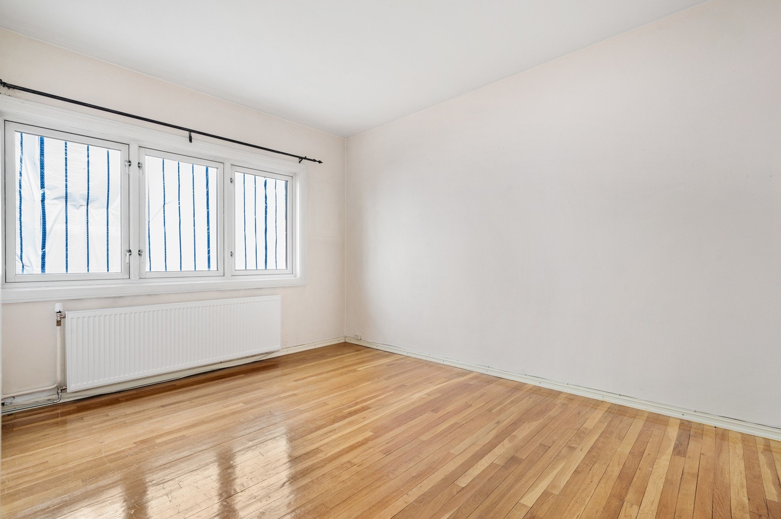 Hovedsoverom. Leiligheten har nyere radiatorer - fyring er inkludert i felleskostnadene. Galleribilde