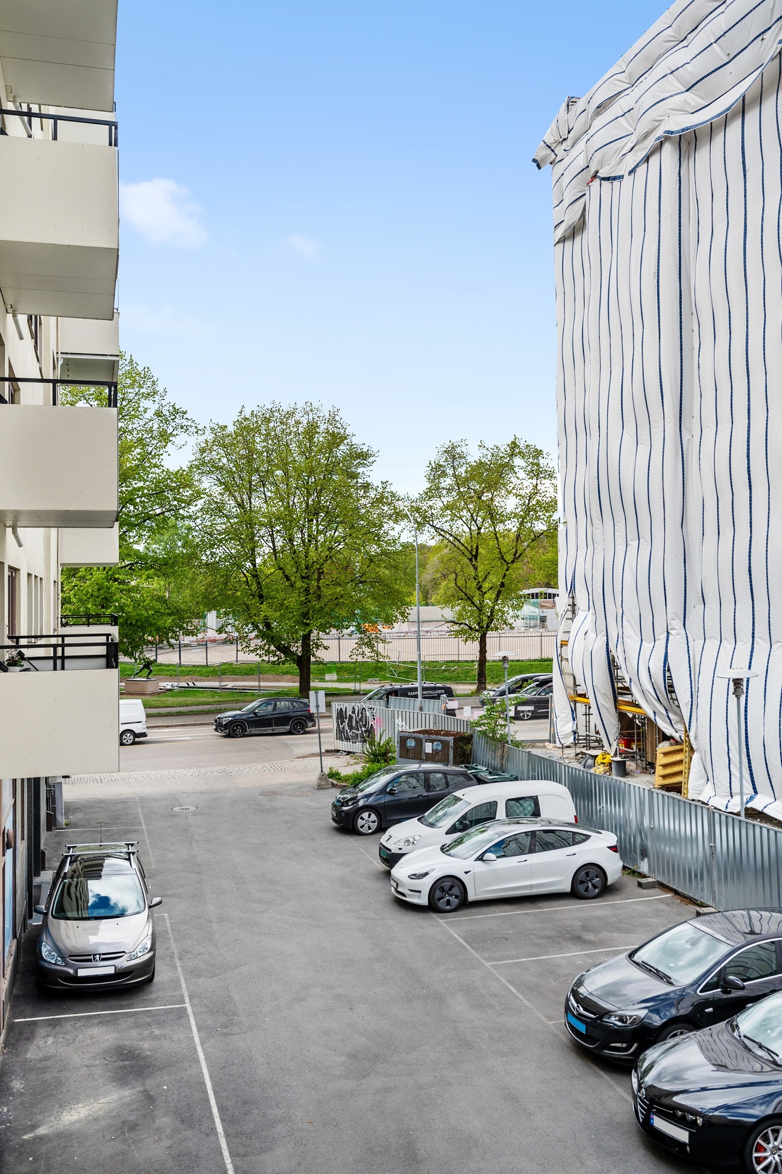 Sameiet har flere parkeringsplasser til sameiets beboere, der gjelder "førstemann til mølla" prinsippet. Galleribilde