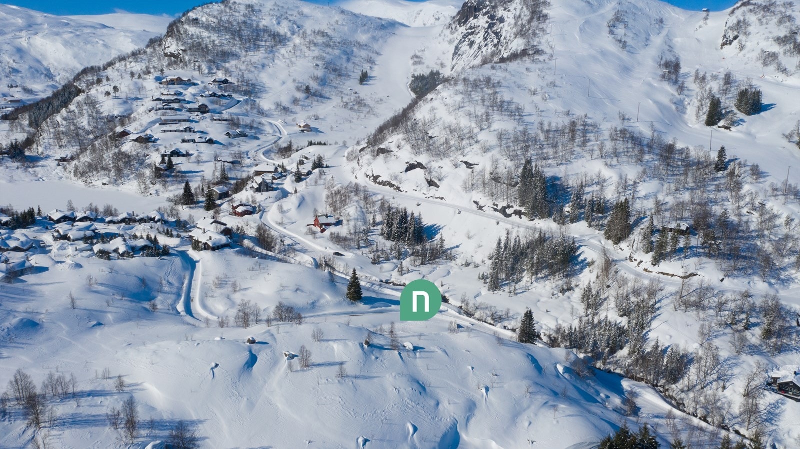 Flyfoto - skitrekket i bakgrunnen. Ski-in og ski-out fra tomtene Galleribilde