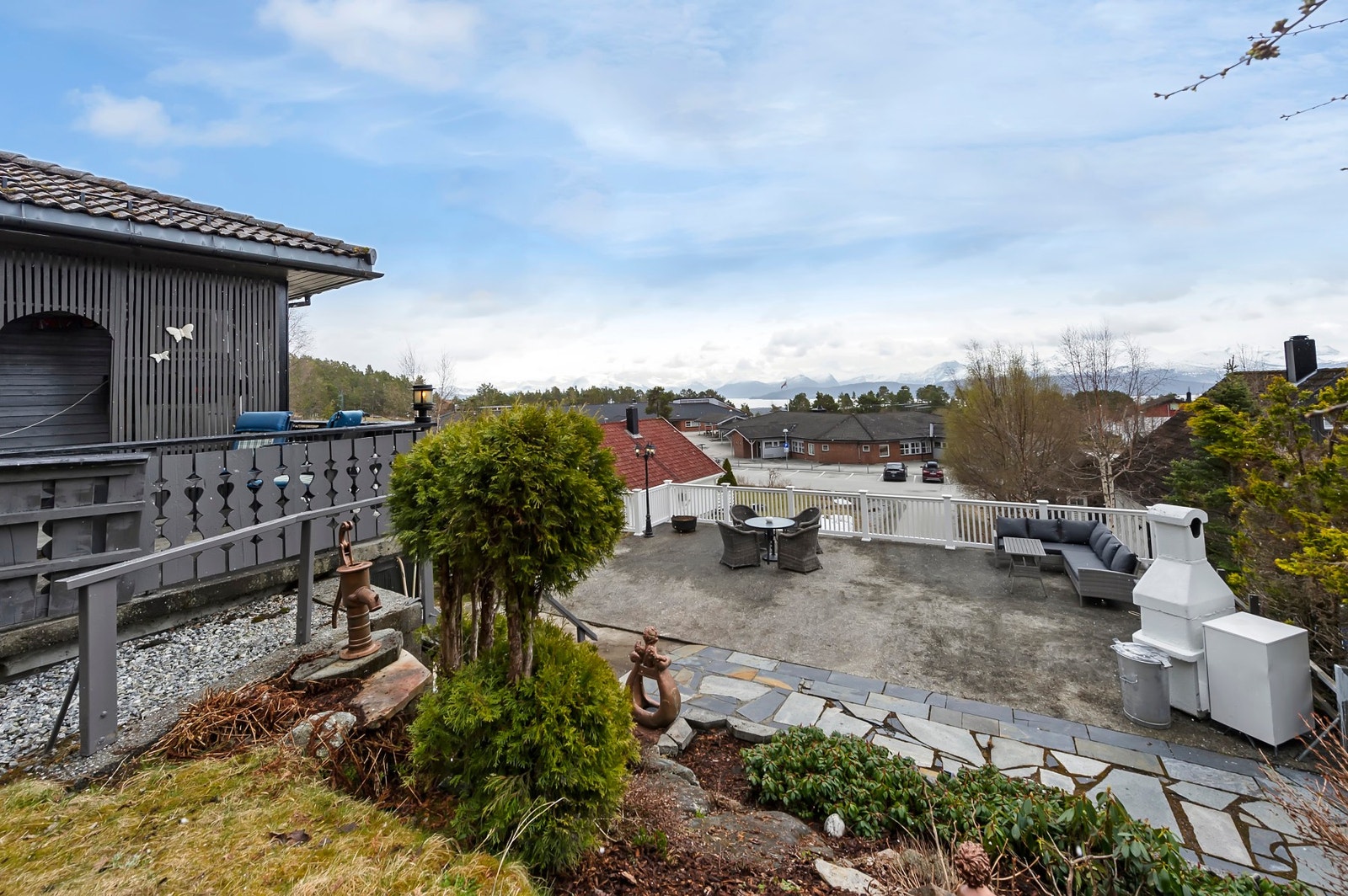 Enebolig med opparbeidet tomt og nydelig utsikt - stor uteplass over garasjen Galleribilde