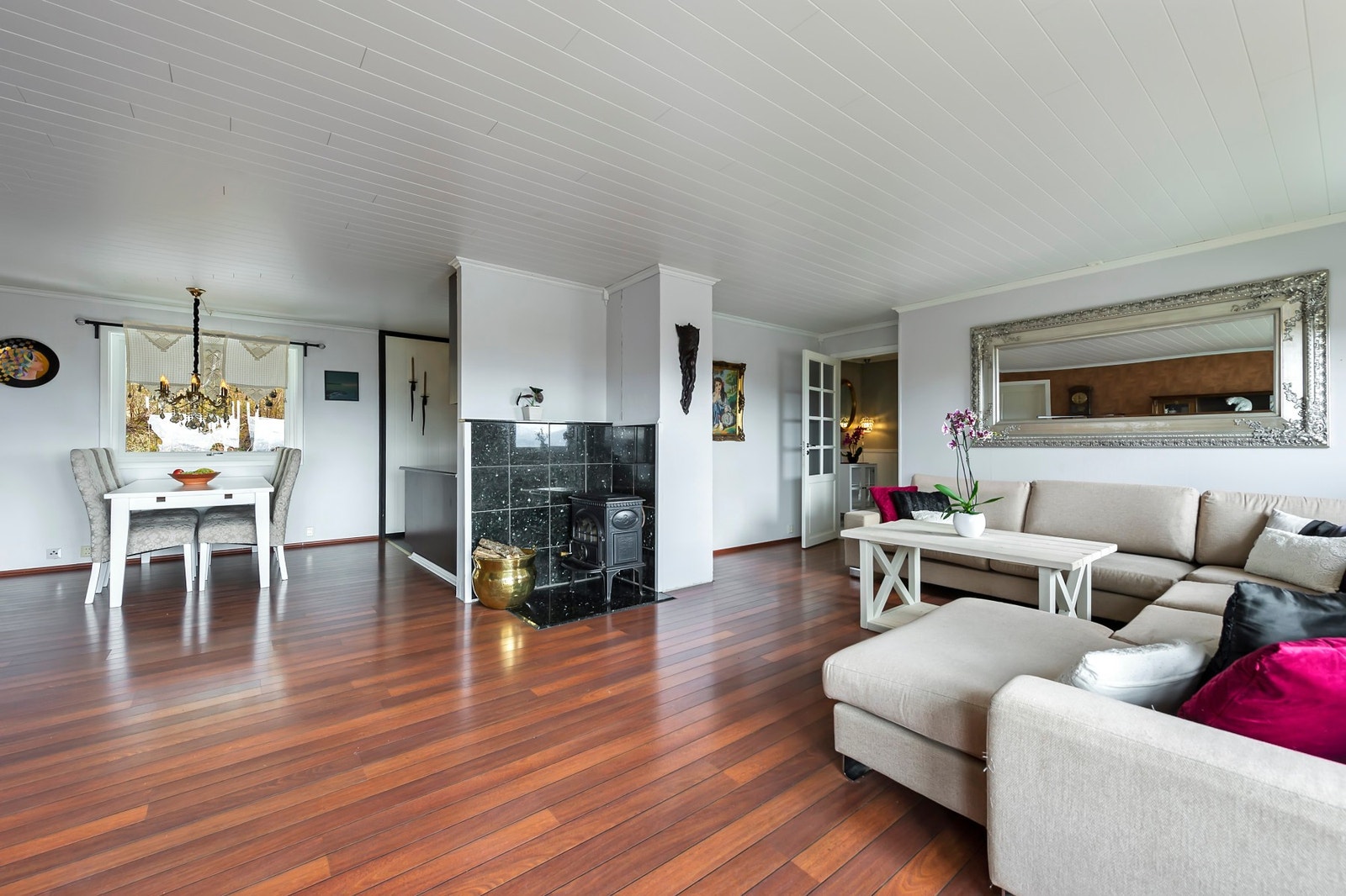 Stor og romslig stue med god plass til sofagruppe og spisebord Galleribilde