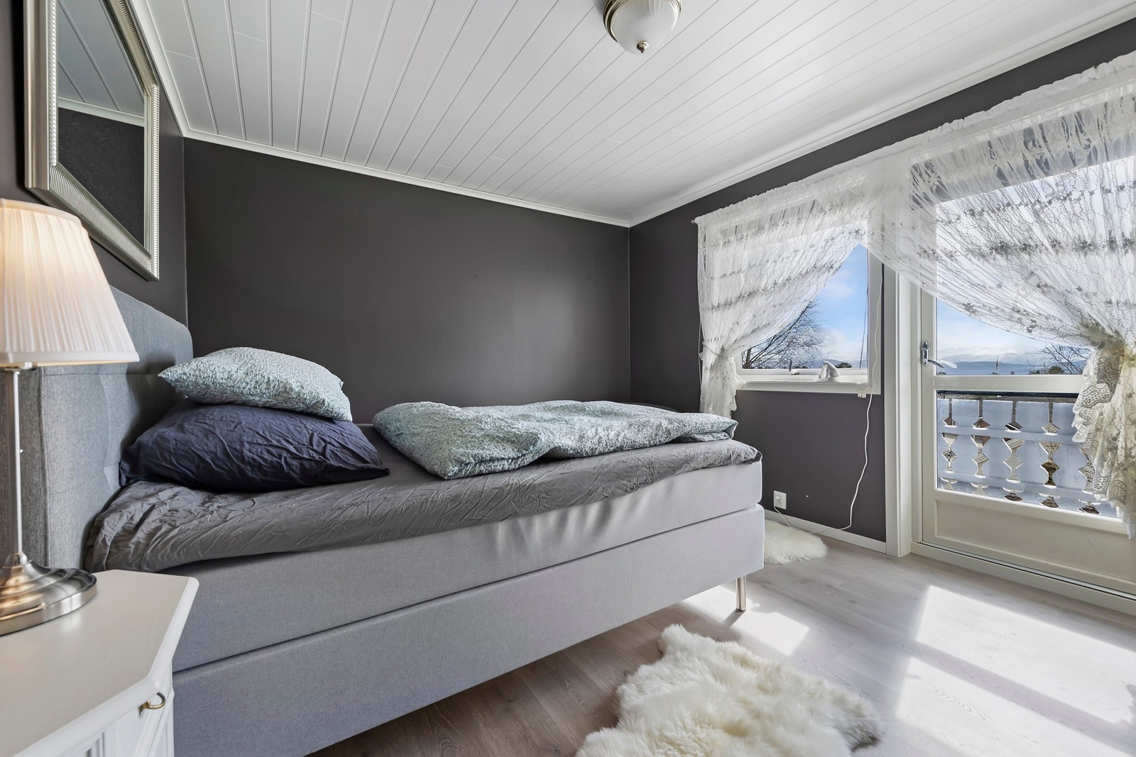 Soverom i 1. etasje med utgang til veranda Galleribilde