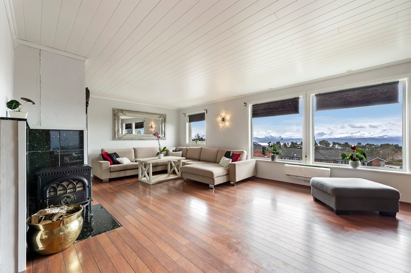 Stuen har vedovn og varmepumpe til oppvarming Galleribilde