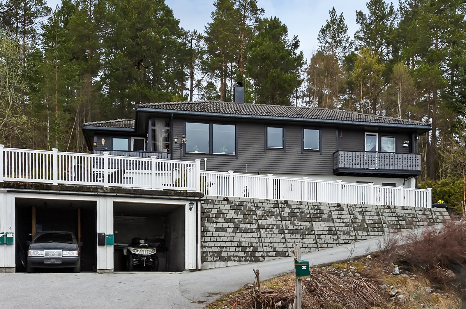 Parkering for 2 bilder i garasje Galleribilde