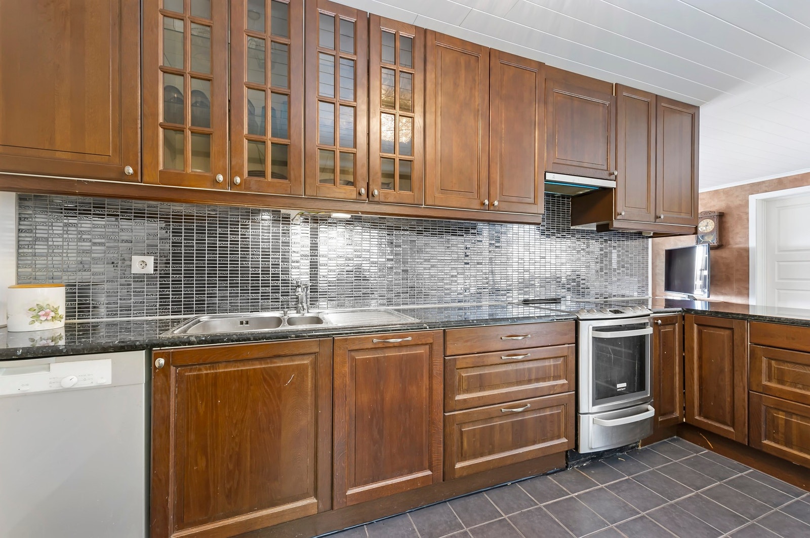 Takhøye overskap og benkeplate i granitt Galleribilde