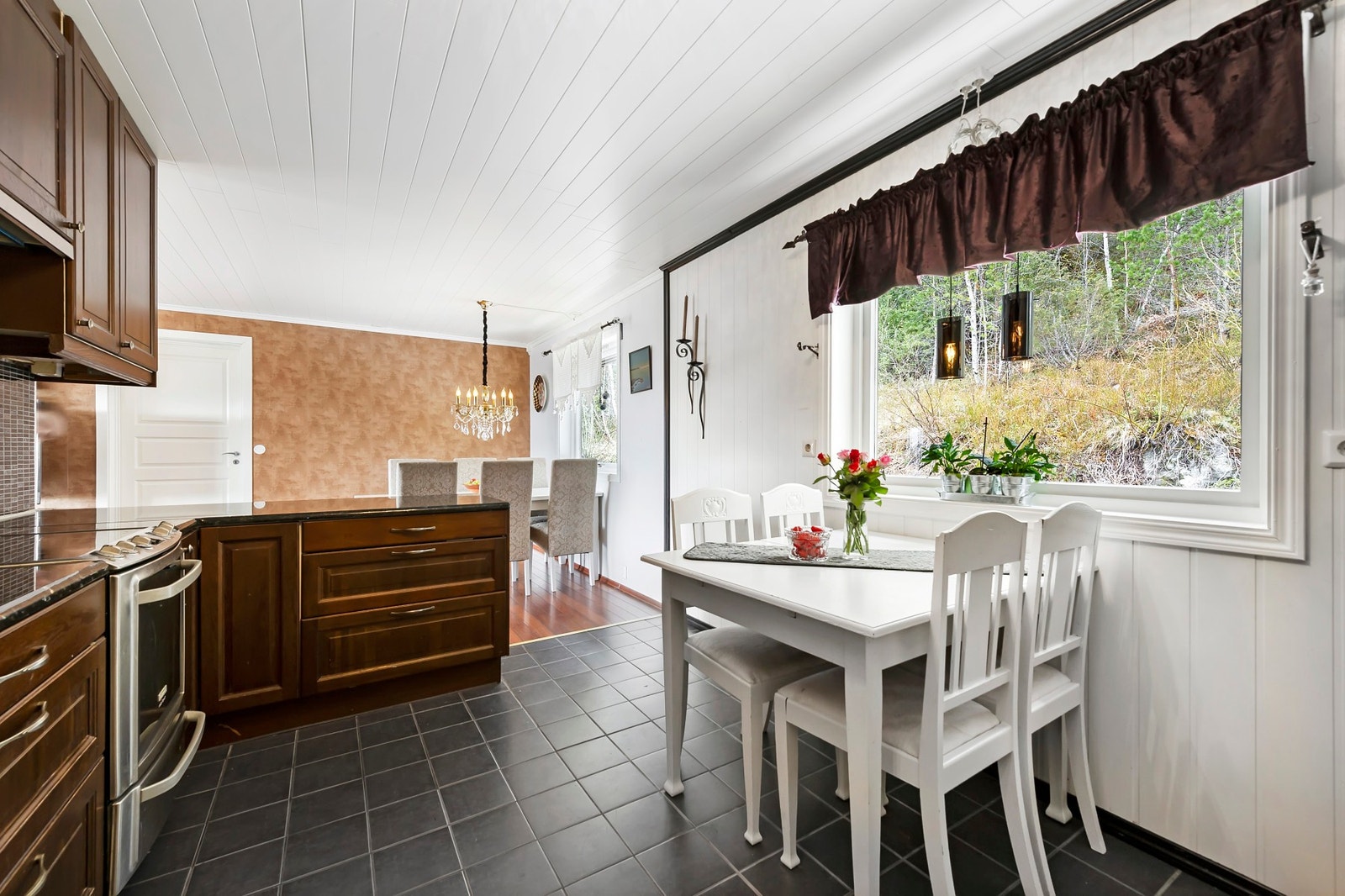 Praktisk halvøy og åpen løsning mot stue/spisestue Galleribilde