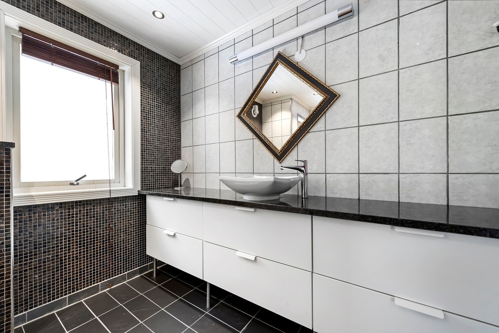 Flislagt bad i 1. etasje Galleribilde