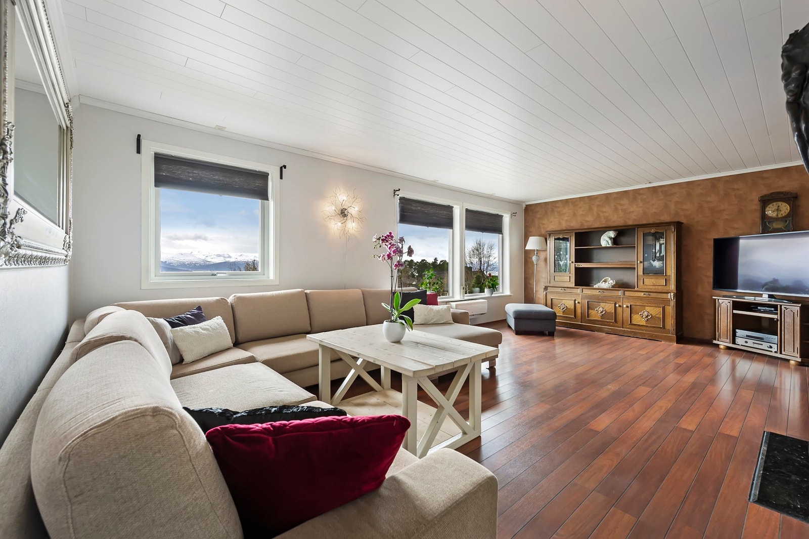 Hyggelig stue med store vindusflater i front Galleribilde