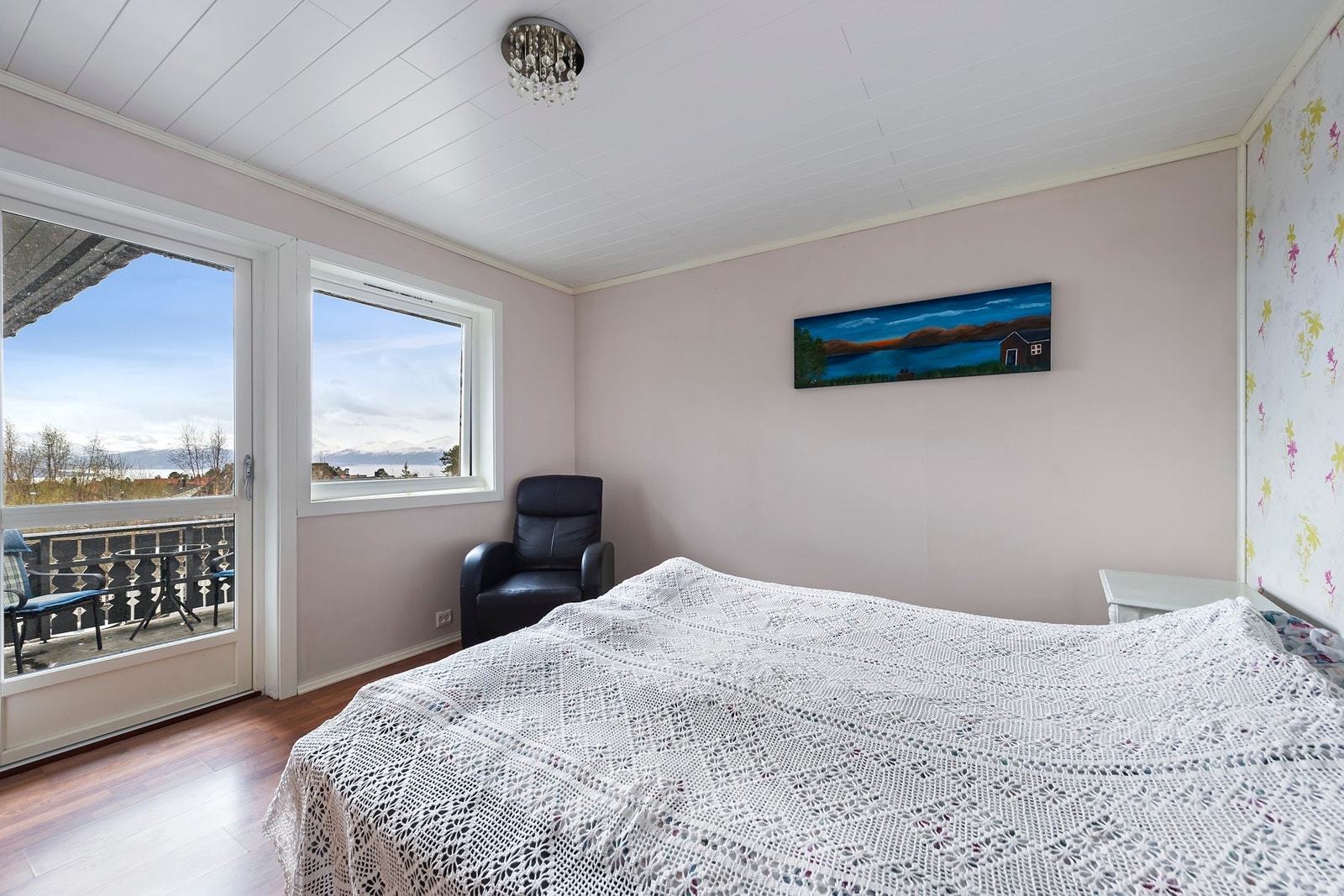 Soverom i 1. etasje med utgang til uteplass Galleribilde