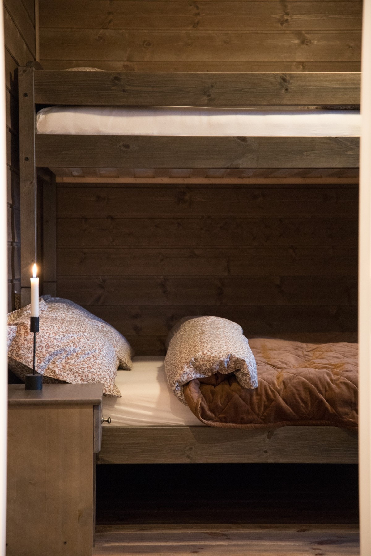 Hytta inneholder to soverom + hems - totalt 8 sengeplasser Galleribilde