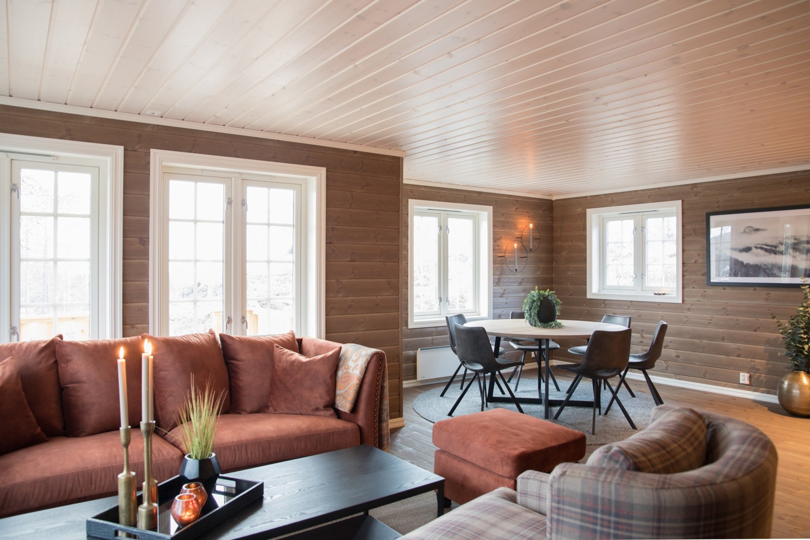 Hytta kjennetegnes for sine funksjonelle rom fordelt på to innholdsrike plan Galleribilde