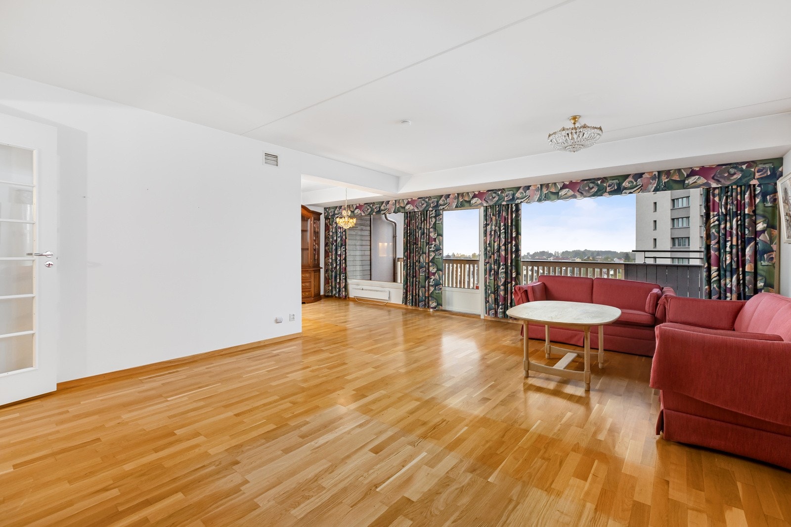 Stor og romslig stue med store vindusflater som slipper inn rikelig med naturlig lys. Galleribilde