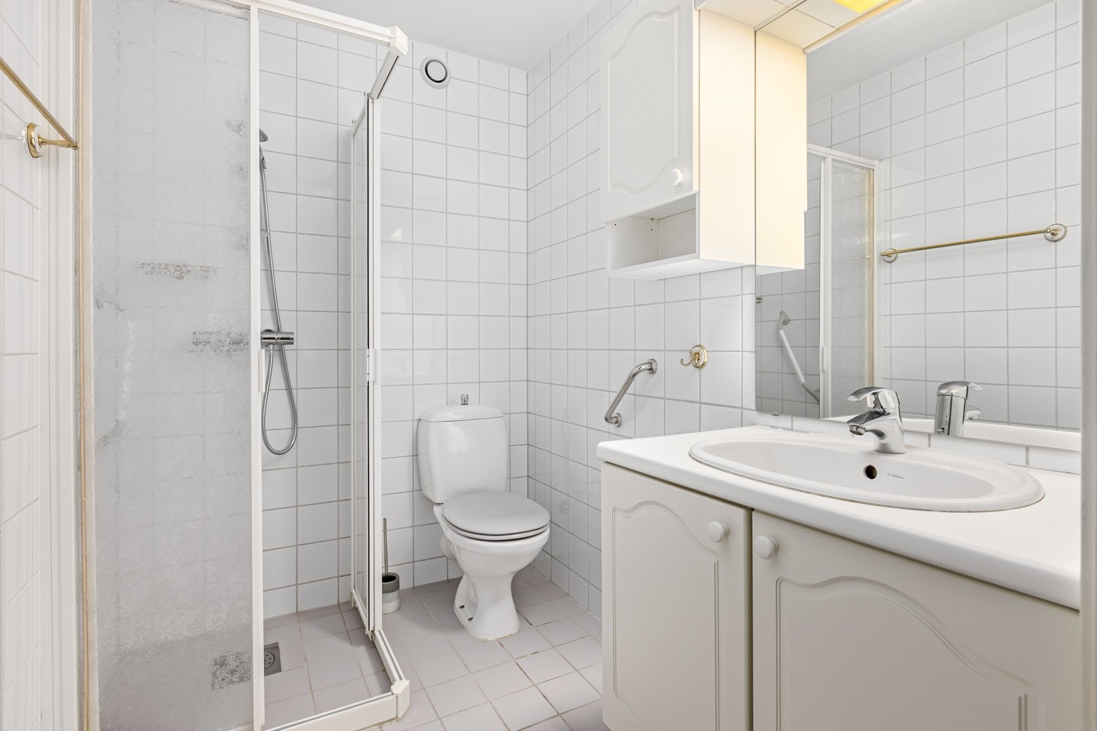 Leiligheten har to eldre flislagte bad fra 1995. Galleribilde