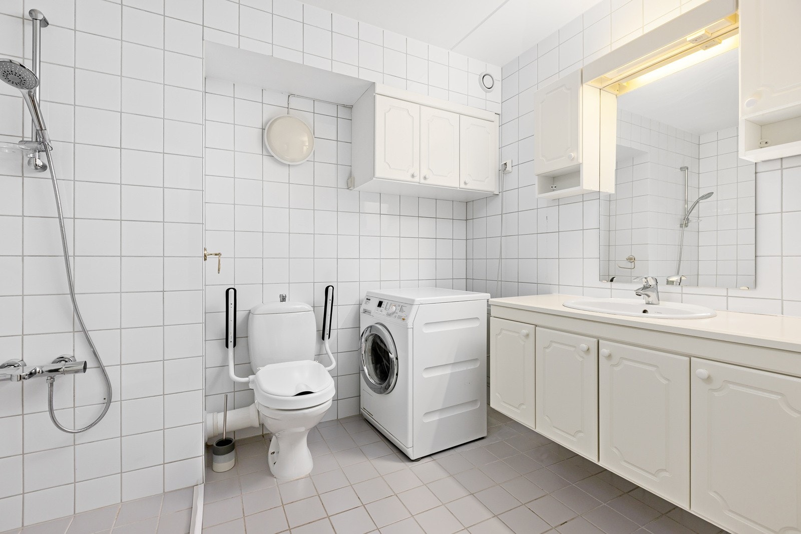 Leiligheten har to eldre flislagte bad fra 1995. Opplegg for vaskemaskin på det ene badet. Galleribilde