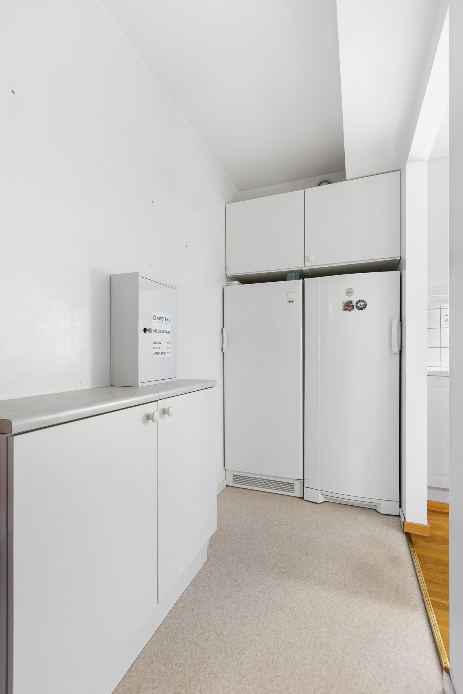 Hvitevarene er frittstående og består av komfyr, oppvaskmaskin, kjøleskap og fryseskap. Ventilator montert over kokesone. Galleribilde