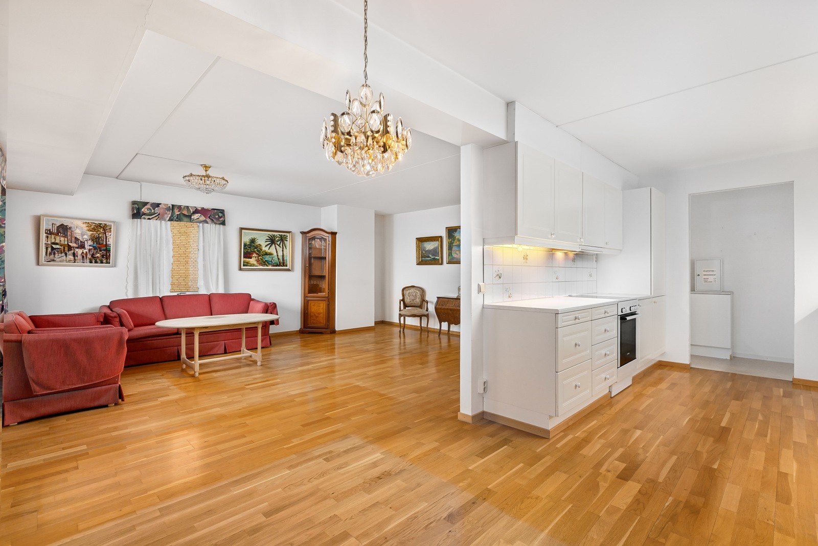 Kjøkkenet ligger i delvis åpen løsning med stuen og har rikelig med skap- og benkeplass. Galleribilde