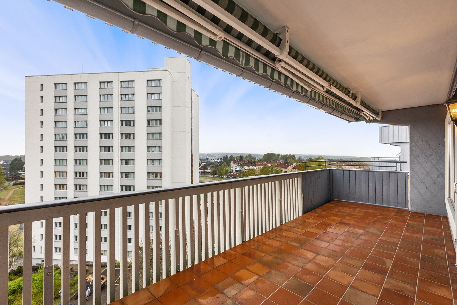 Det er god plass til både grill og sittegruppe. Galleribilde