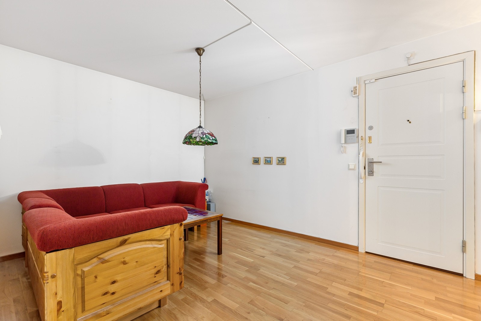 Det er heisadkomst til leilighetsplan. Her blir en møtt av en romslig entré med parkett på gulv og hvitmalte veggoverflater, noe som også er gjennomgående for resten av leiligheten utenom hovedsoverommet. Galleribilde