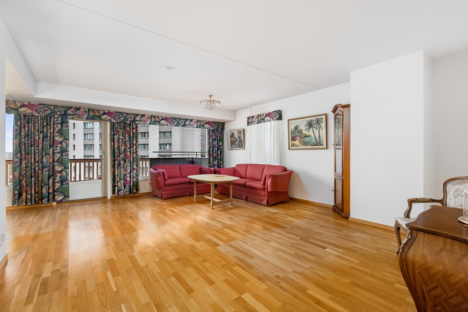 Stuen lar seg enkelt inndele i ulike soner med f.eks. spisegruppe og sofaseksjon med tilhørende møblement. Galleribilde