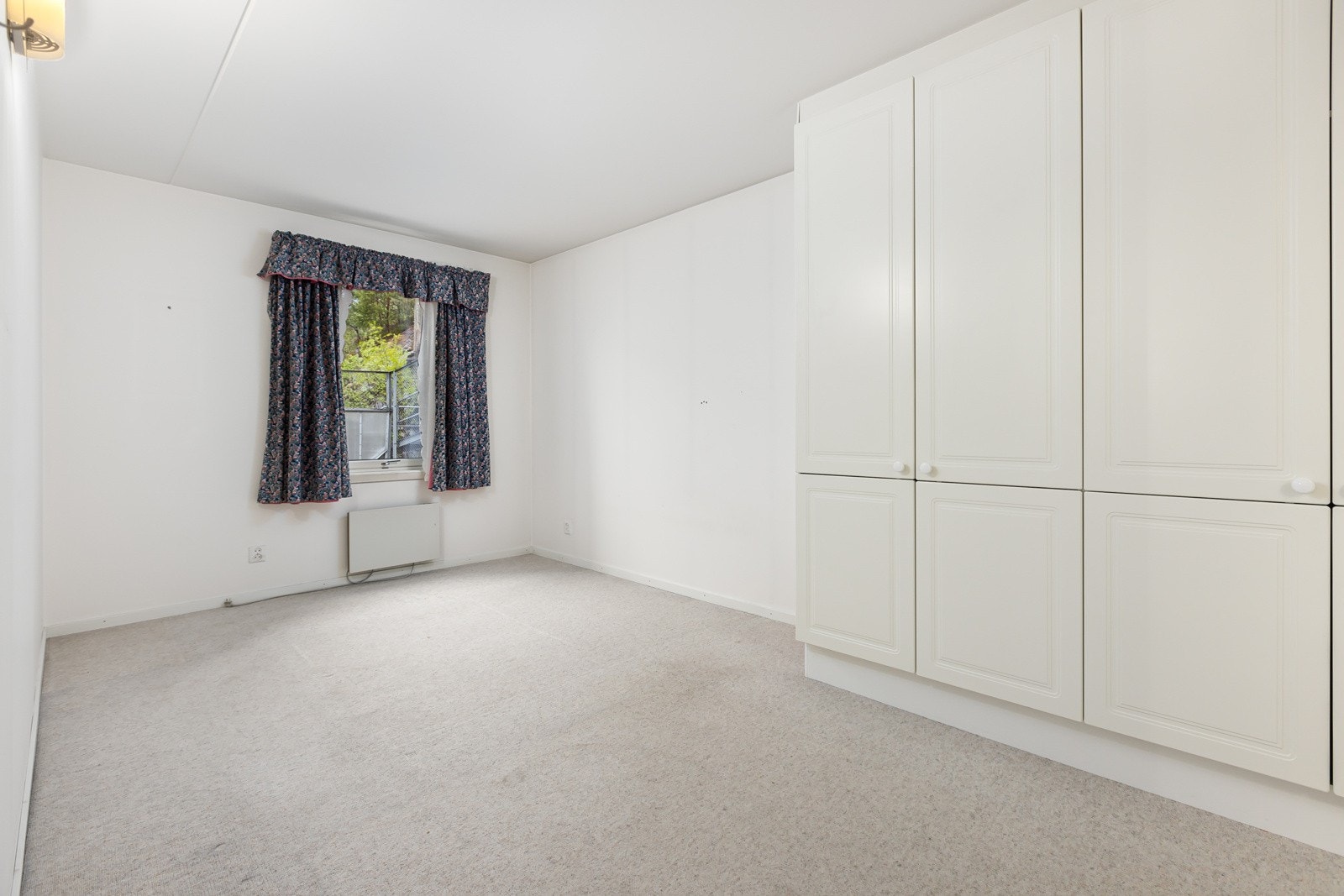 Leiligheten har to romslige soverom. Begge soverommene har god plass til dobbeltseng med nattbord på hver side, samt de store medfølgende garderobeskapene. Galleribilde