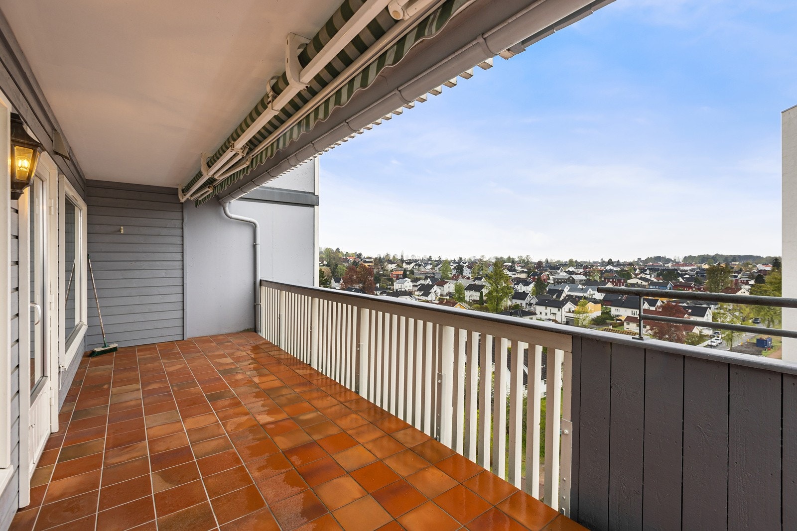 Vestvendt og solrik terrasse på hele ca. 18 kvm med fliser på dekke. Galleribilde