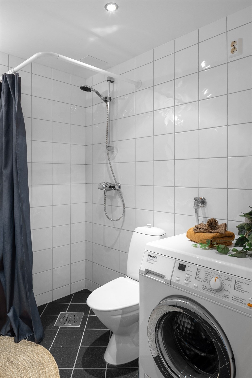 God plass til vaskemaskin og tørketrommel. Galleribilde