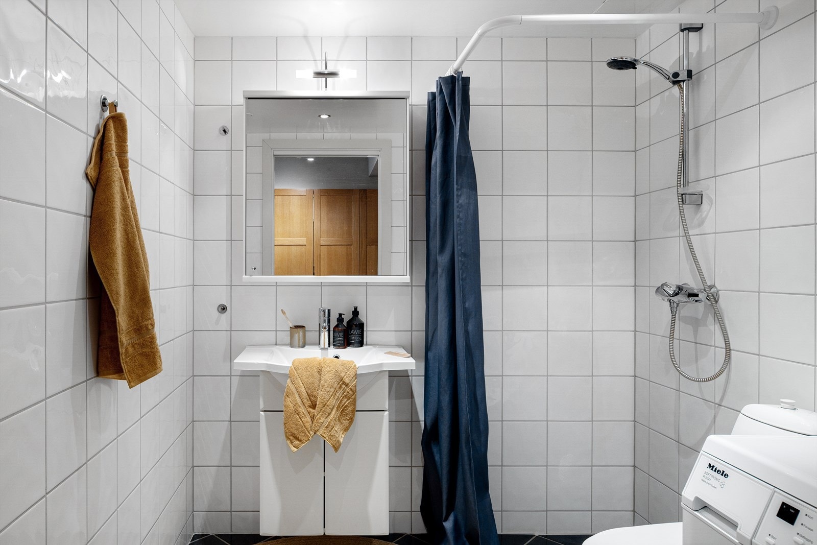 Helfliset bad med varmekabler i gulv. Galleribilde