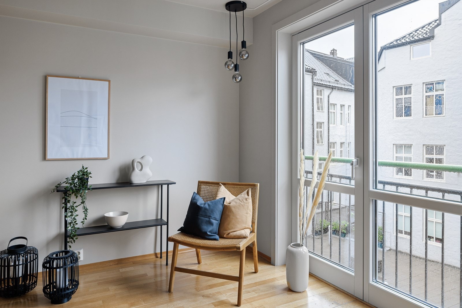 Store vindusflater gir rikelig med lys til rommet. Galleribilde