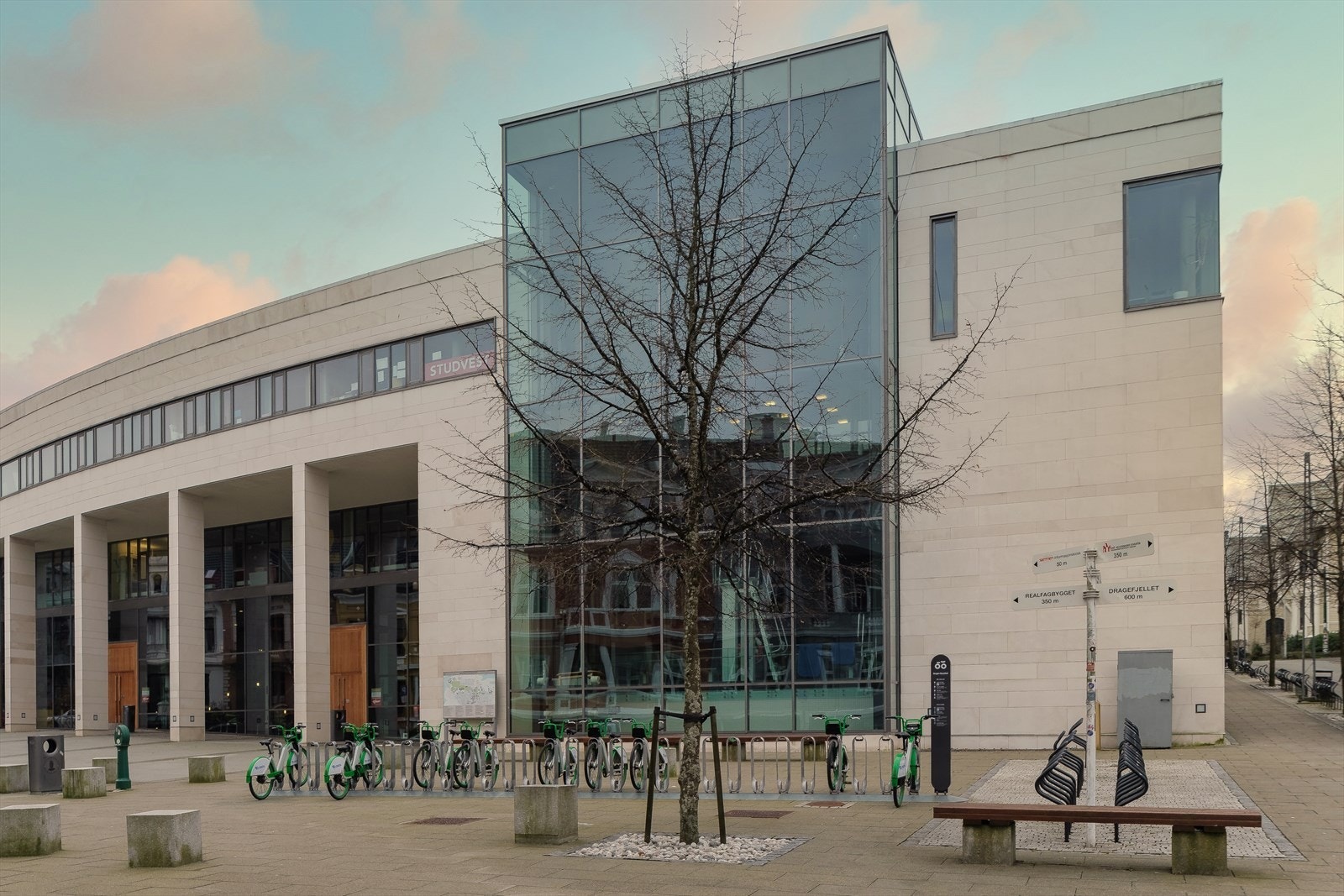 Studentsenteret med bibliotek, treningssenter, svømmehall med mer ligger 5 minutters gange fra leiligheten. Galleribilde