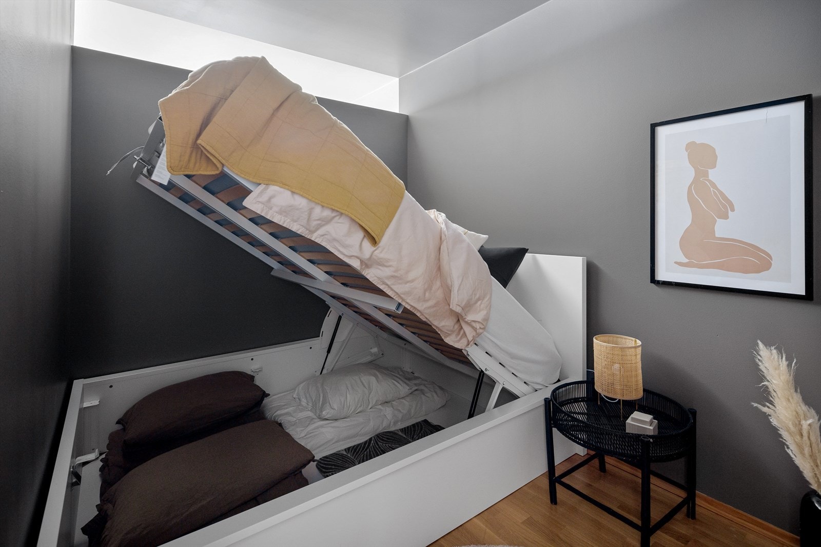 God oppbevaringsløsning. Seng fra Ikea. Galleribilde