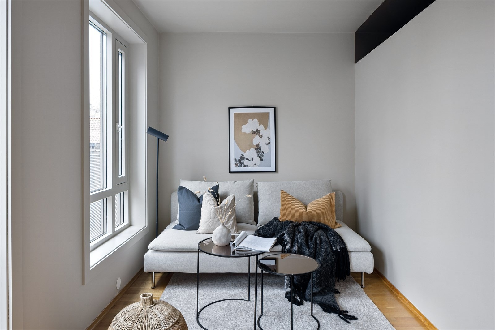 God plass til sofa. Galleribilde