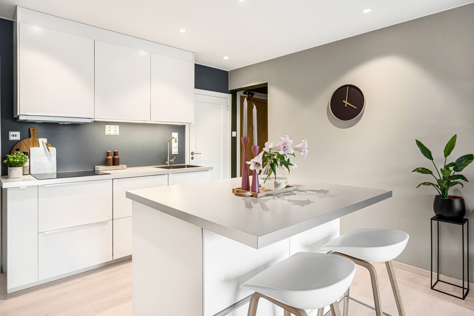 Kjøkkenet har godt med skap- og benkeplass. Felleskostnadene inkl. bl.a kabel-TV/fibernett, vask av fellesarealer og kommunale avgifter. Galleribilde