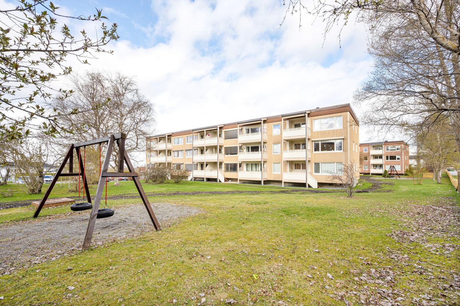 ..og vestfasaden i 2007. Balkongene er nye fra 2010. Galleribilde