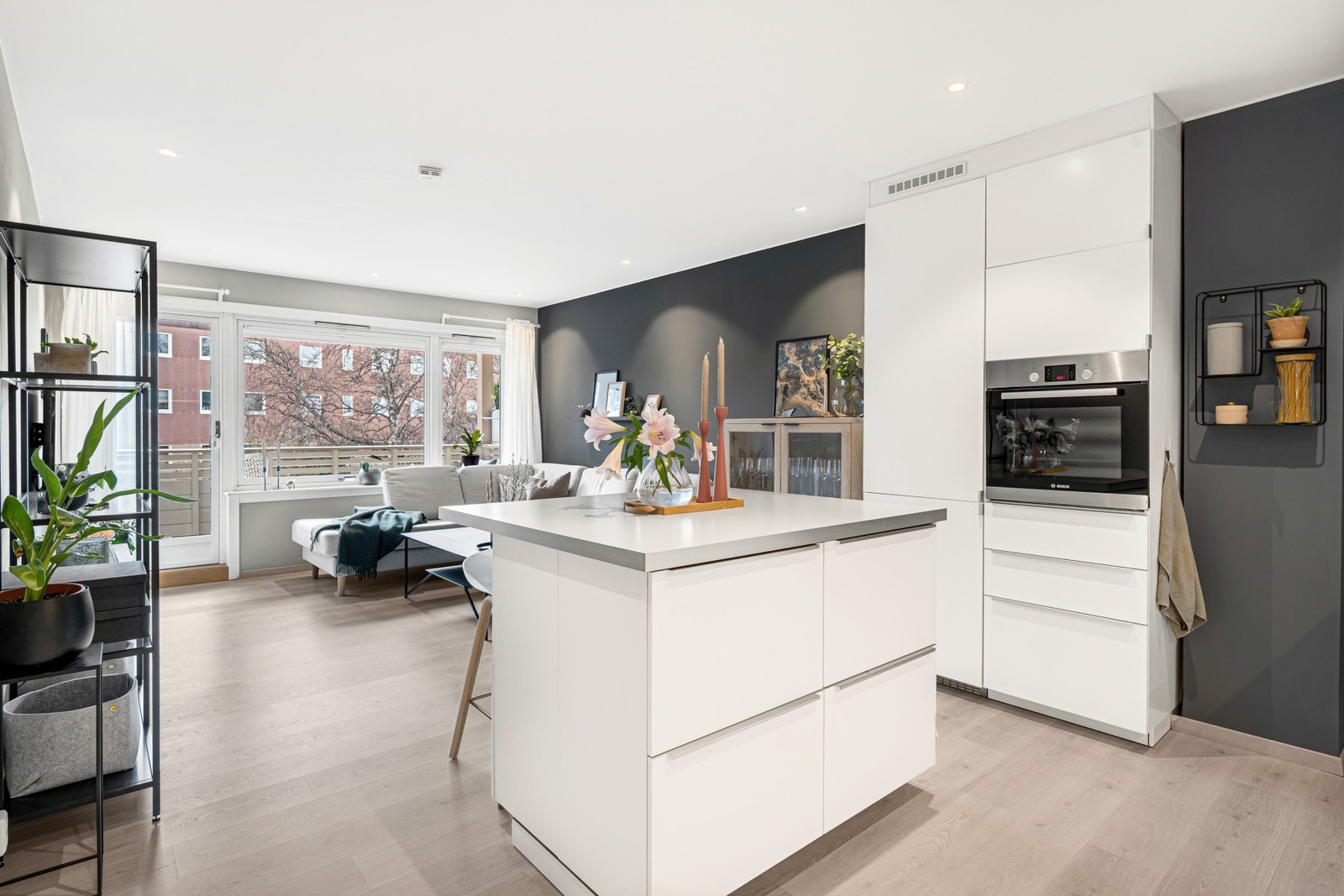 Det er dimming på downlights på stue og kjøkken, totalt tre soner. Galleribilde