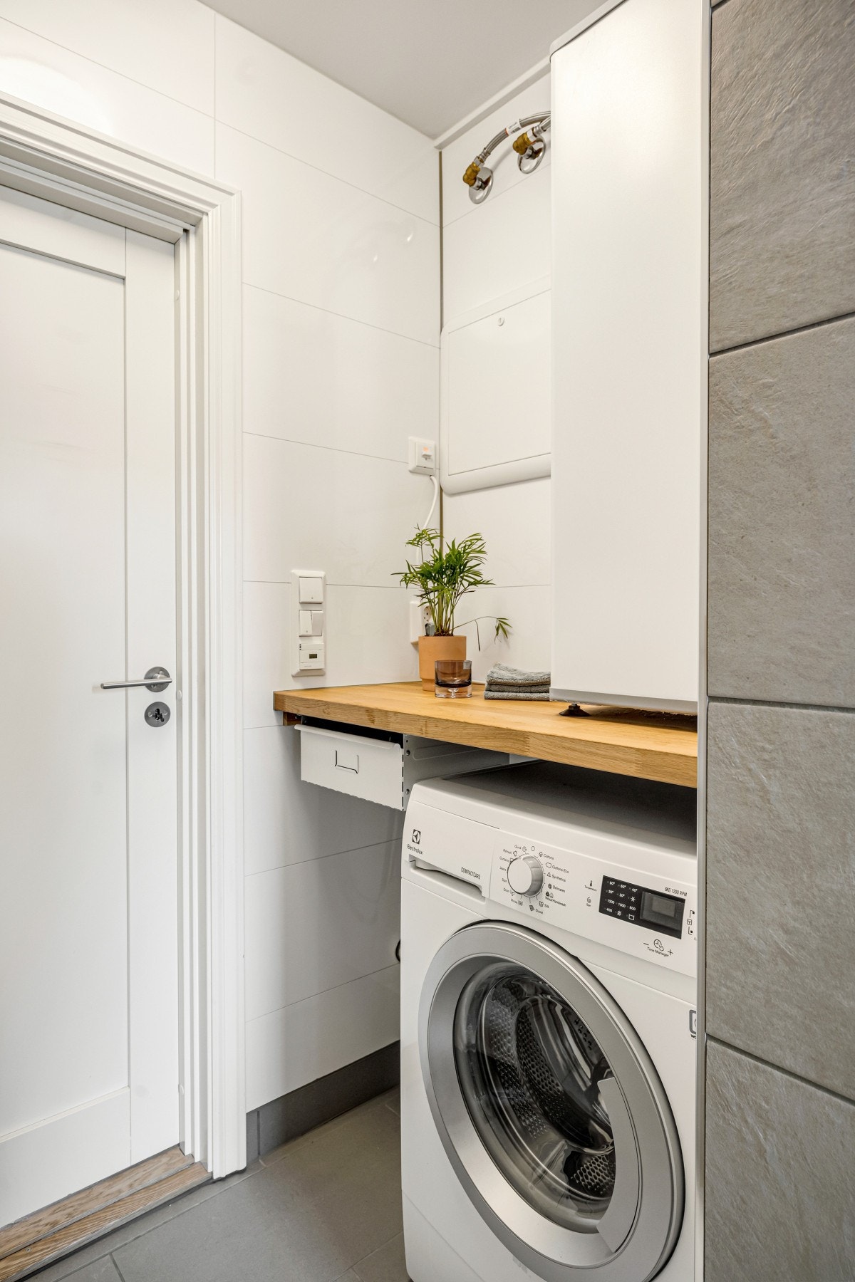 Ved inngangen til badet finner man opplegg for vaskemaskin. Det er lagt rør-i-rør system i leiligheten. Galleribilde