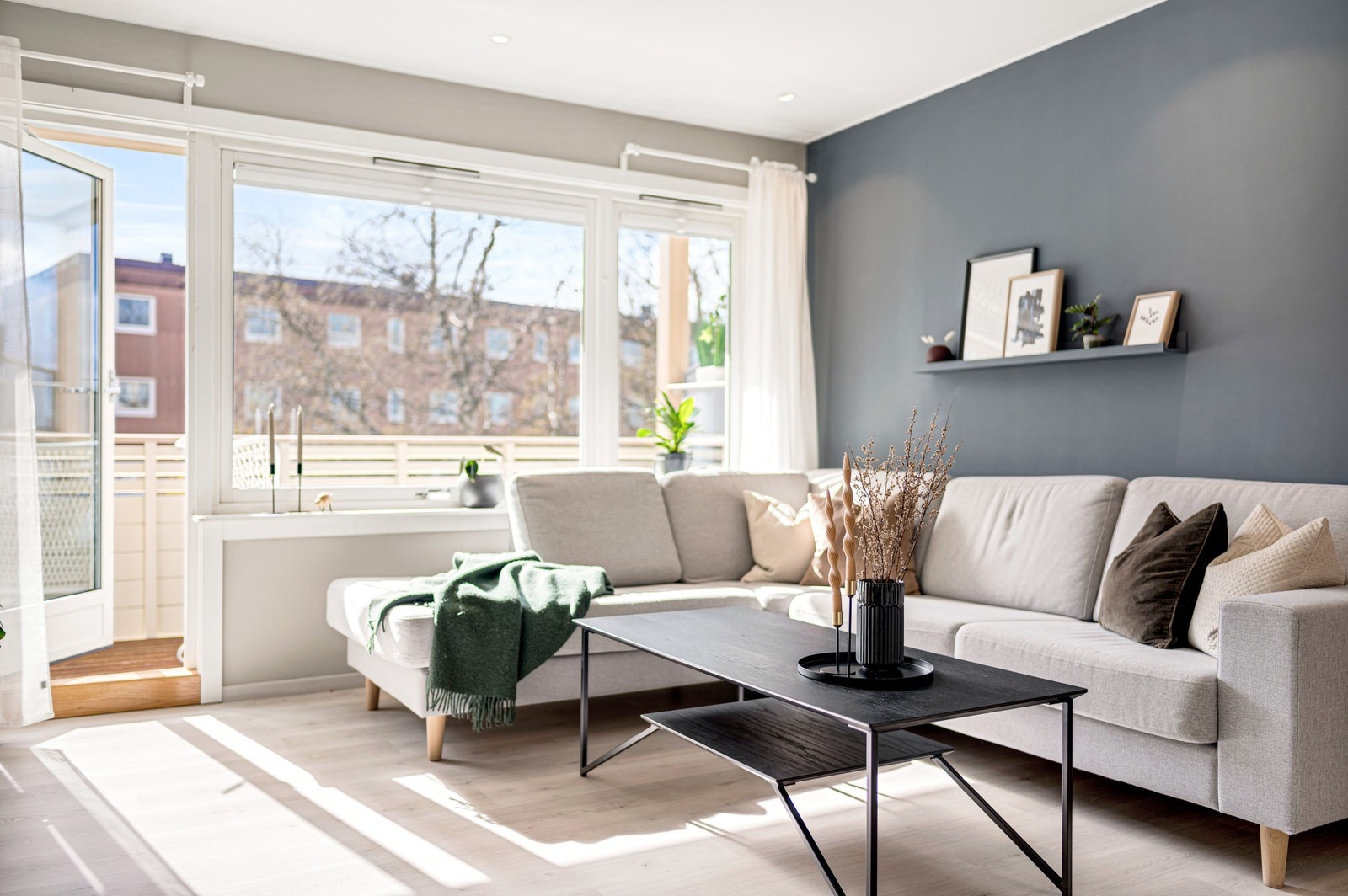 Store vindusflater gir et godt lysinnslipp, som sammen med overflater malt i tidsriktige fargertoner bidrar til en lett og luftig atmosfære. Galleribilde