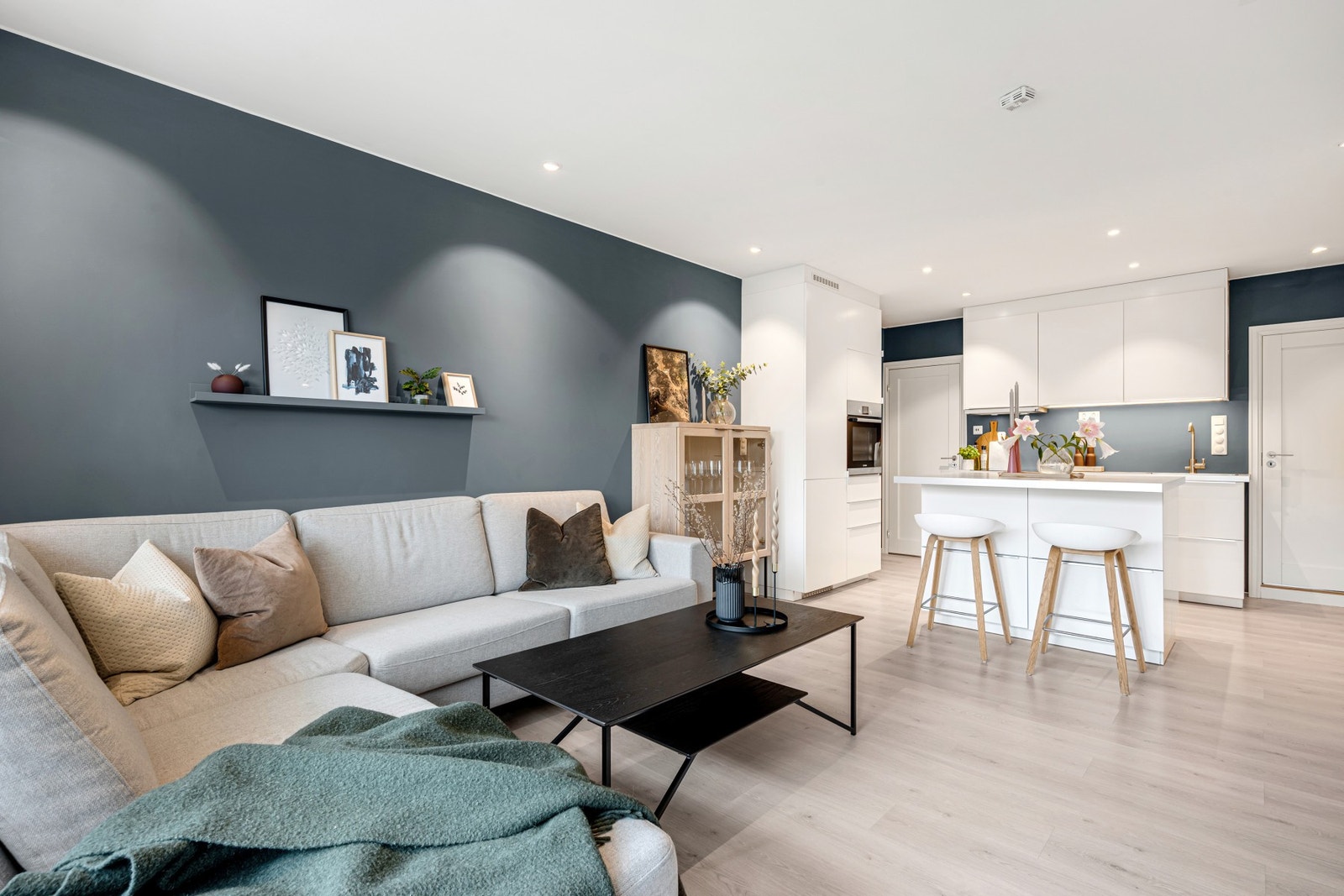 Leiligheten ble totaloppusset i 2017, og holder en gjennomgående moderne standard - her kan man flytte rett inn! Galleribilde